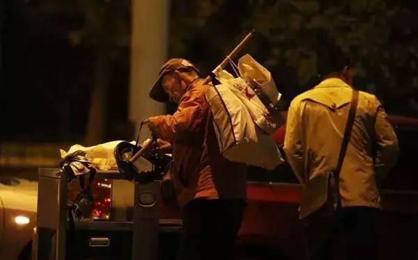 含著淚看完的！一位拾荒老人，溫暖了整個人間