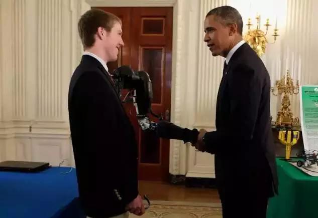 19歲少年發明了用意念控制手臂，震驚世界！