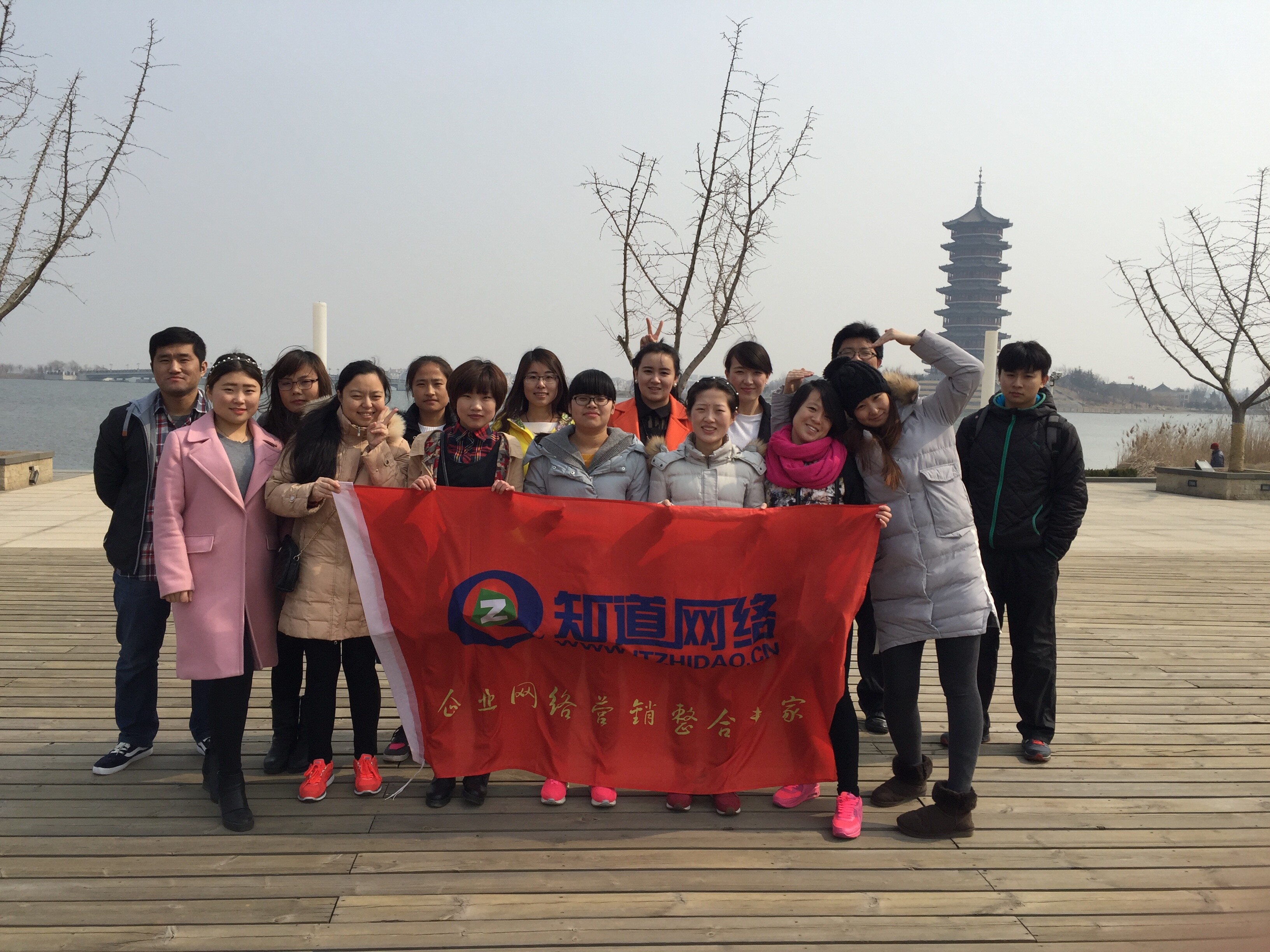 陽春三月，草長鶯飛，我們一起去摘草莓吧！